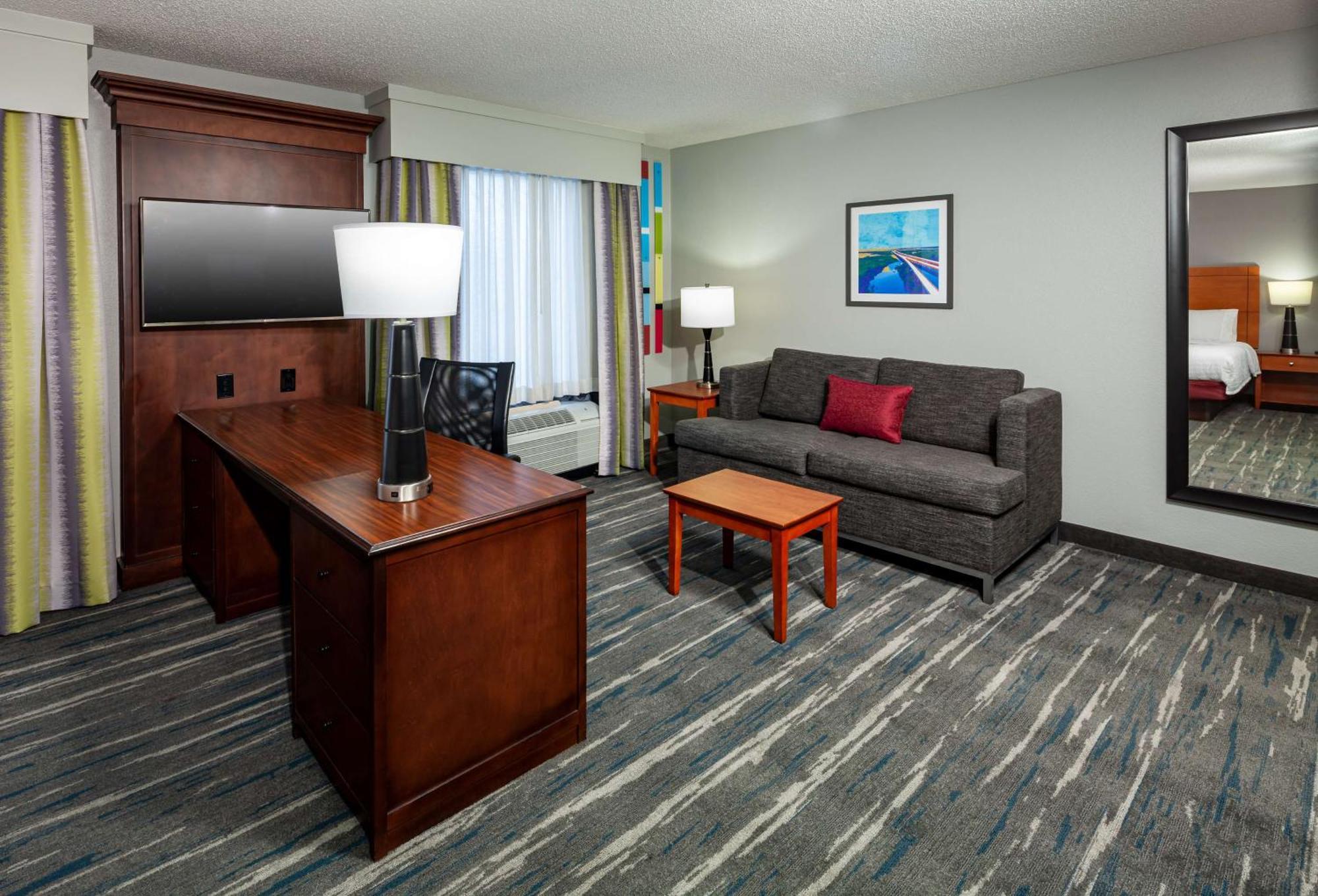 Hampton Inn&suites I-65@ Airport Boulevard 3*