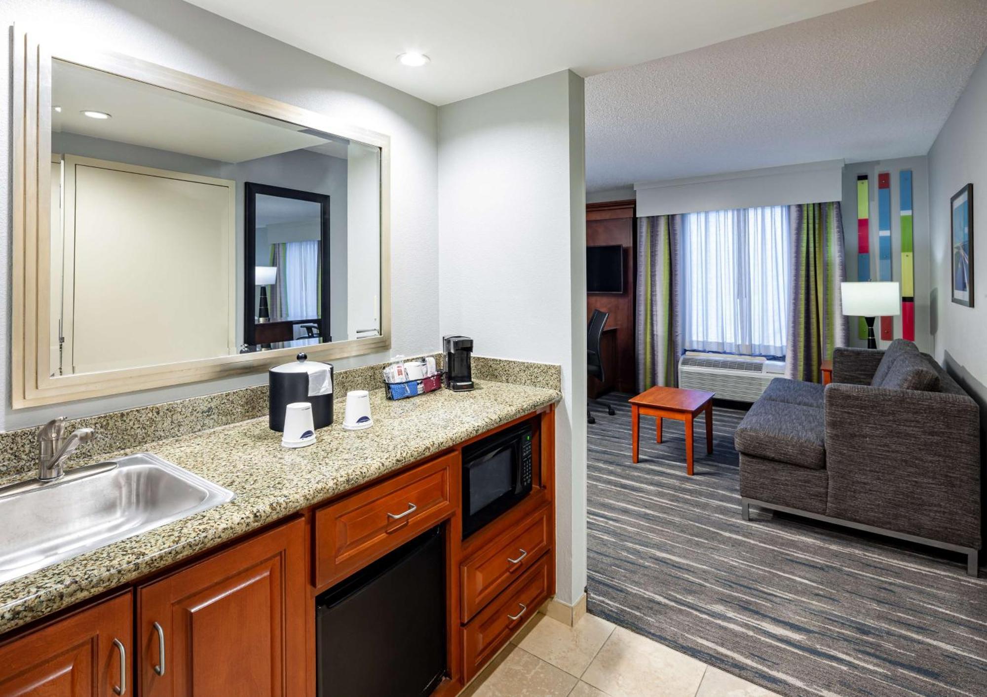 Hampton Inn&suites I-65@ Airport Boulevard 3*