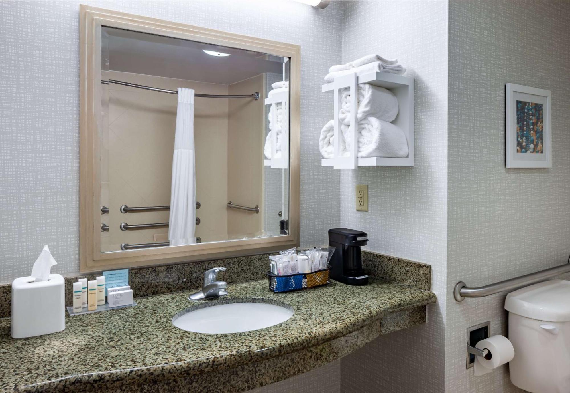 Hampton Inn&suites I-65@ Airport Boulevard 3*