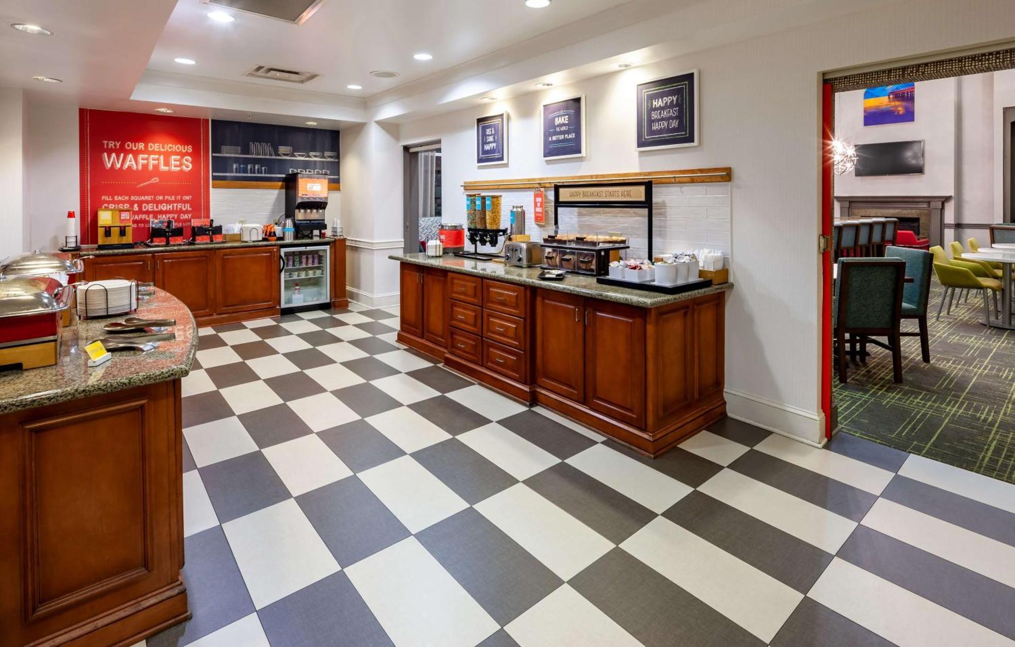 Hampton Inn&suites I-65@ Airport Boulevard 3*