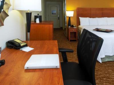 Hampton Inn&suites I-65@ Airport Boulevard 3*